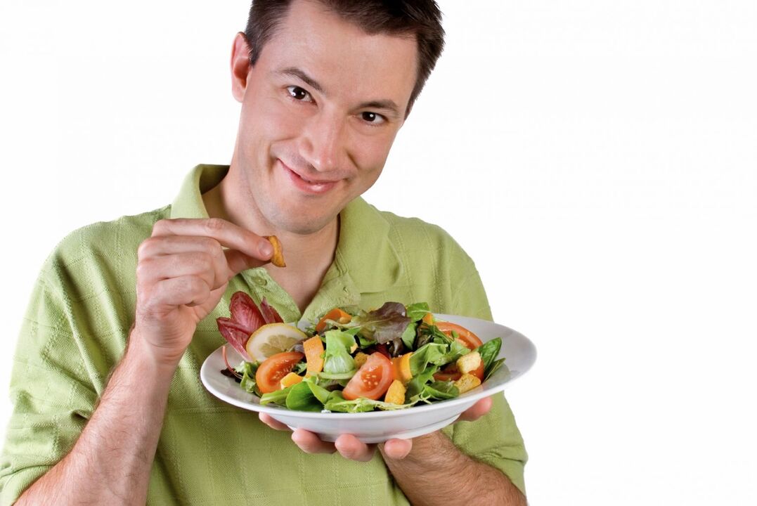 Άνδρας που τρώει σαλάτα λαχανικών για ισχύ